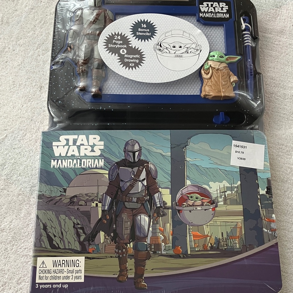 Star Wars Mandalorian Playset with Green Grogu Figure and Silver Armor